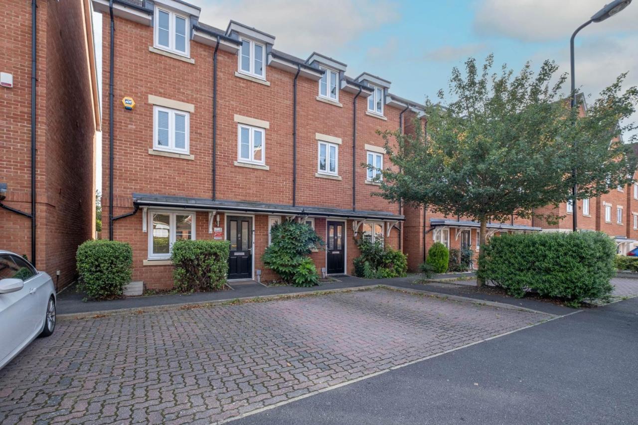 Foxherne 5Bdr 3Ba Serviced House With Parking - Slough By 360Stays Exterior foto